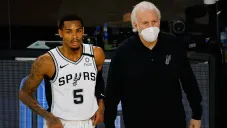 Popovich y Murray observan un juego de los Spurs