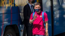 Lionel Messi saluda a los fans en su llegada a Lisboa