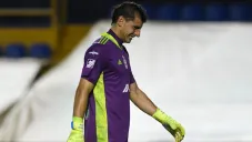 Nahuel Guzmán se lamenta en juego contra los Tuzos