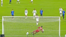 Dinenno cobrando su penal ante Monterrey