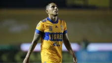 Carlos Salcedo durante un partido con Tigres