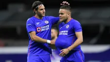 Cabecita Rodríguez celebra gol con Santi Giménez