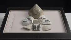 Coronavirus: Crearon cubrebocas de diamantes y oro