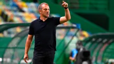 Hansi Flick da indicaciones en el duelo ante Lyon