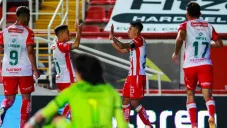 Jugadores del Necaxa celebran el gol de la victoria