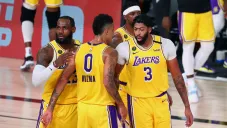 Jugadores de los Lakers durante el duelo ante Blazers