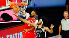 Powell clava el balón ante los Nets