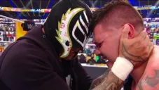 Rey Mysterio y su hijo Dominik en lamento