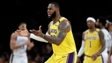 LeBron James lanza un grito en un juego de los Lakers