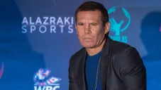 Julio César Chávez durante una conferencia de prensa