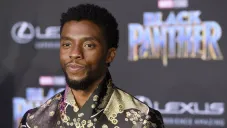 Chadwick Boseman en una alfombra roja de ‘Black Panther’