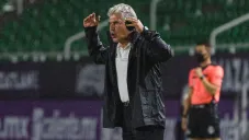 Tuca Ferretti da indicaciones durante el duelo ante Mazatlán