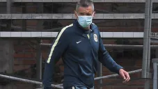 Alfredo Tena observa un entrenamiento en Coapa