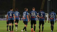 Jugadores del Atalanta se muestran tristes tras fallar una acción