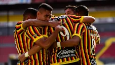 Jugadores de Leones Negros se abrazan tras un gol