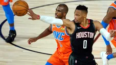 Westbrook y Paul pelean un balón