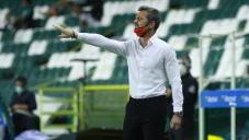 Diego Cocca da instrucciones a sus jugadores ante León