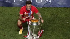 Philippe Coutinho posa con el trofeo de la Champions League