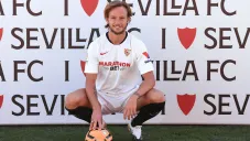 Ivan Rakitic posa con los colores del Sevilla en su presentación