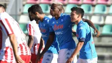 Hirving Lozano festejando un gol con sus compañeros