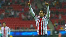José Juan Macías celebrando una anotación con Chivas