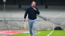 Juan Reynoso en el partido contra Pumas