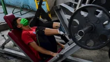 Joven se ejercita con cubrebocas