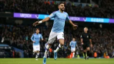 Riyad Mahrez durante un partido con el City