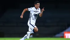 Erik Lira en un partido con Pumas