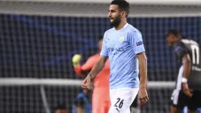 Riyad Mahrez durante un duelo con el Manchester City