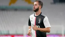 Miralem Pjanic durante un duelo con la Juventus en Serie A