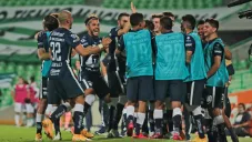 Pumas en celebración de gol