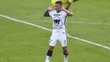 Juan Iturbe festeja un gol con Pumas