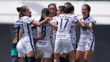 Jugadoras de Pumas festejan una anotación