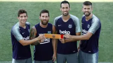 Sergi, Messi, Busquets y Piqué posan con el gafete de capitán