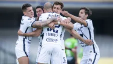 Jugadores de Pumas celebran un gol en CU