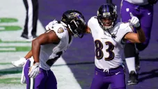 Jugadores de los Ravens festejan una anotación