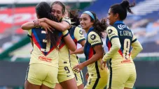 Jugadoras de las Águilas festejan una anotación