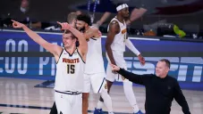Jugadores de Nuggets celebran el triunfo