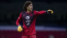 Guillermo Ochoa durante un duelo con América en Liga MX