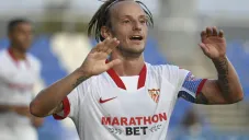 Rakitic celebra una anotación con el Sevilla