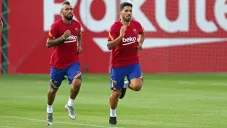 Arturo Vidal y Luis Suárez en un entrenamiento con el Barcelona