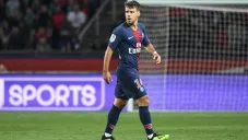 Juan Bernat durante un duelo con el PSG