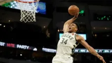 Giannis Antetokounmpo en acción con Bucks