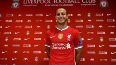 Thiago Alcántara posa con la camiseta del Liverpool