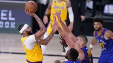 Anthony Davis se prepara para encestar