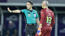 Óscar Macías y Sosa discuten tras polémico penalti