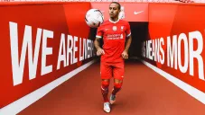 Thiago Alcántara posa con la camiseta del Liverpool