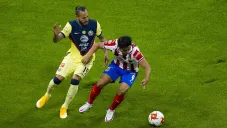 Emanuel Aguilera y JJ Macías disputan el balón