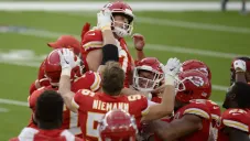 Harrison Butker celebrando la victoria con sus compañeros